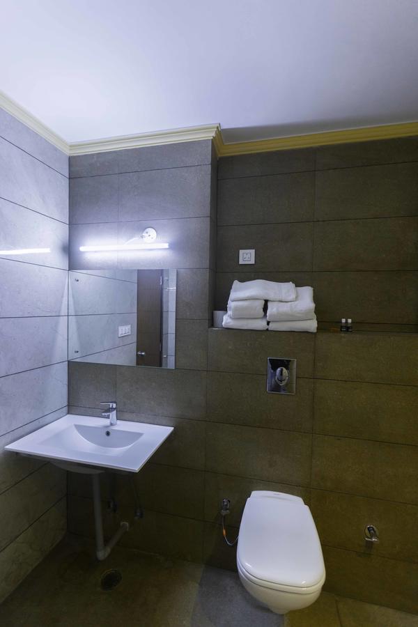 Hotel Kings Regency Drang Exterior foto